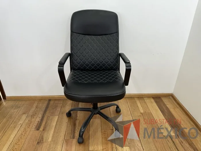 Lote 031 - Silla operativa con ruedas, descansabrazos, asiento y respaldo color negro