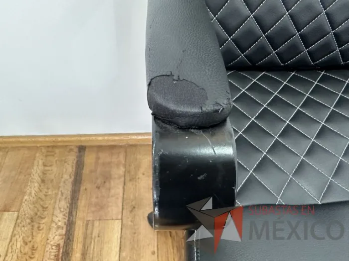 Lote 031 - Silla operativa con ruedas, descansabrazos, asiento y respaldo color negro - Imagen 3