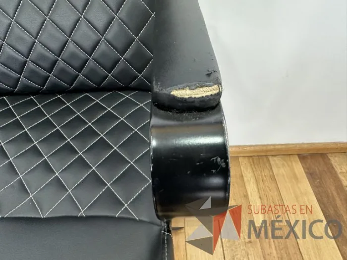 Lote 031 - Silla operativa con ruedas, descansabrazos, asiento y respaldo color negro - Imagen 4