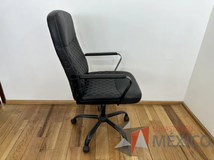 Lote 031 - Silla operativa con ruedas, descansabrazos, asiento y respaldo color negro - Imagen 5