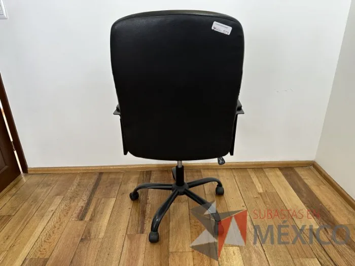Lote 031 - Silla operativa con ruedas, descansabrazos, asiento y respaldo color negro - Imagen 6