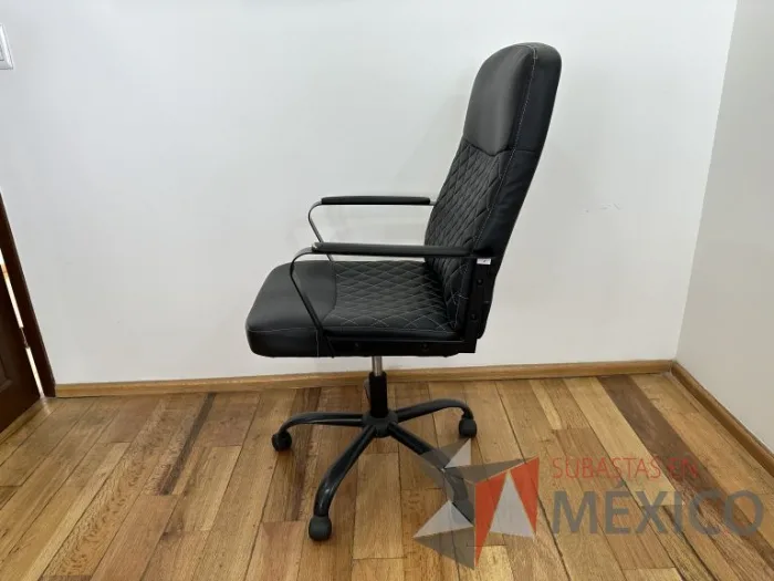 Lote 031 - Silla operativa con ruedas, descansabrazos, asiento y respaldo color negro - Imagen 7
