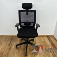 Lote 032 - Silla operativa con ruedas, descansabrazos, cabecera, respaldo en malla y asiento en tela color negro