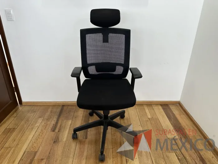 Lote 032 - Silla operativa con ruedas, descansabrazos, cabecera, respaldo en malla y asiento en tela color negro
