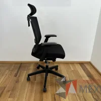 Lote 032 - Silla operativa con ruedas, descansabrazos, cabecera, respaldo en malla y asiento en tela color negro - Imagen 3