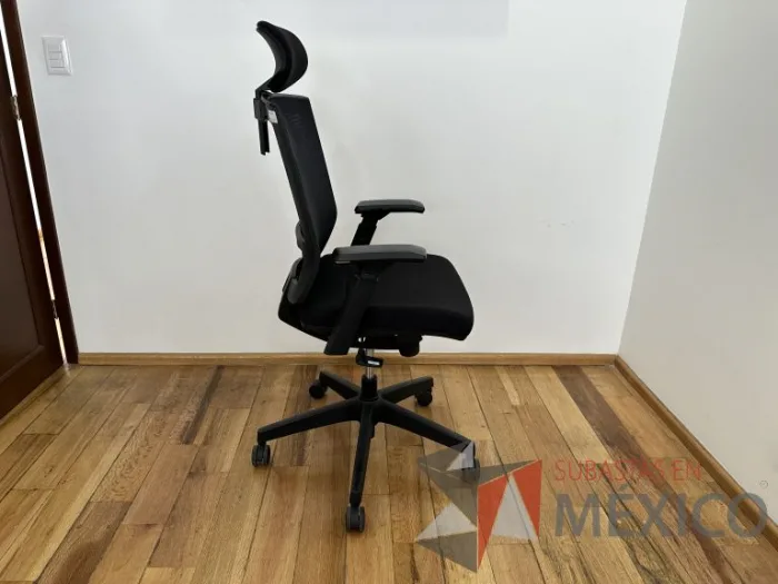 Lote 032 - Silla operativa con ruedas, descansabrazos, cabecera, respaldo en malla y asiento en tela color negro - Imagen 3