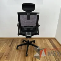 Lote 032 - Silla operativa con ruedas, descansabrazos, cabecera, respaldo en malla y asiento en tela color negro - Imagen 4