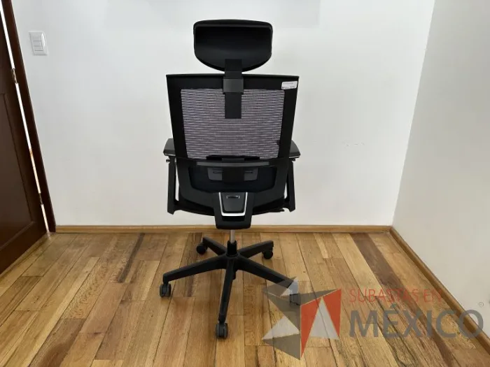 Lote 032 - Silla operativa con ruedas, descansabrazos, cabecera, respaldo en malla y asiento en tela color negro - Imagen 4