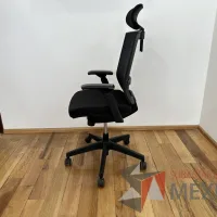 Lote 032 - Silla operativa con ruedas, descansabrazos, cabecera, respaldo en malla y asiento en tela color negro - Imagen 5