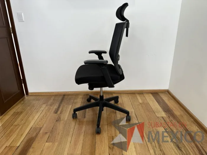Lote 032 - Silla operativa con ruedas, descansabrazos, cabecera, respaldo en malla y asiento en tela color negro - Imagen 5