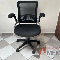 Lote 020 - Silla operativa con ruedas, descansabrazos, asiento y repalso en malla color negro