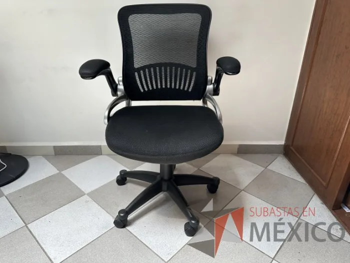 Lote 020 - Silla operativa con ruedas, descansabrazos, asiento y repalso en malla color negro