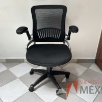 Lote 020 - Silla operativa con ruedas, descansabrazos, asiento y repalso en malla color negro - Imagen 7
