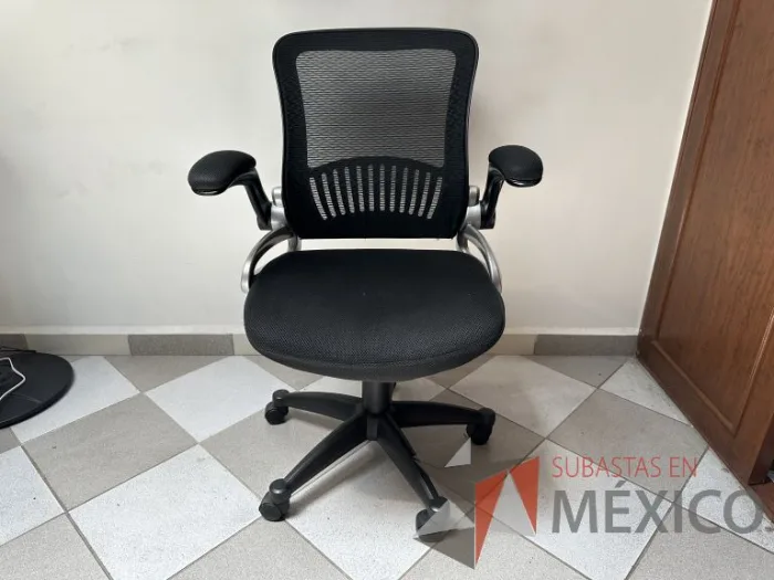 Lote 020 - Silla operativa con ruedas, descansabrazos, asiento y repalso en malla color negro - Imagen 7