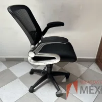 Lote 020 - Silla operativa con ruedas, descansabrazos, asiento y repalso en malla color negro - Imagen 8