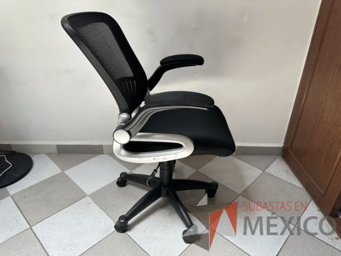 Lote 020 - Silla operativa con ruedas, descansabrazos, asiento y repalso en malla color negro - Imagen 8