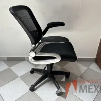 Lote 020 - Silla operativa con ruedas, descansabrazos, asiento y repalso en malla color negro - Imagen 9