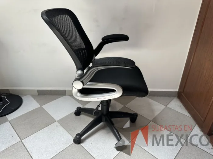 Lote 020 - Silla operativa con ruedas, descansabrazos, asiento y repalso en malla color negro - Imagen 9