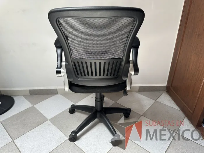 Lote 020 - Silla operativa con ruedas, descansabrazos, asiento y repalso en malla color negro - Imagen 10