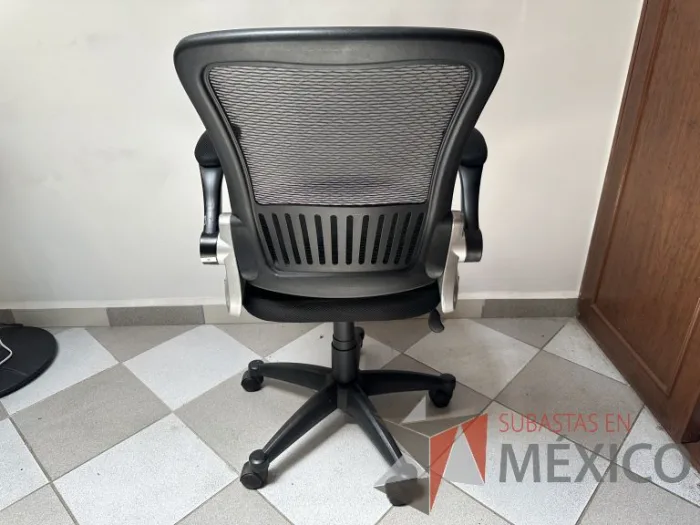 Lote 020 - Silla operativa con ruedas, descansabrazos, asiento y repalso en malla color negro - Imagen 2