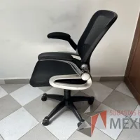 Lote 020 - Silla operativa con ruedas, descansabrazos, asiento y repalso en malla color negro - Imagen 3