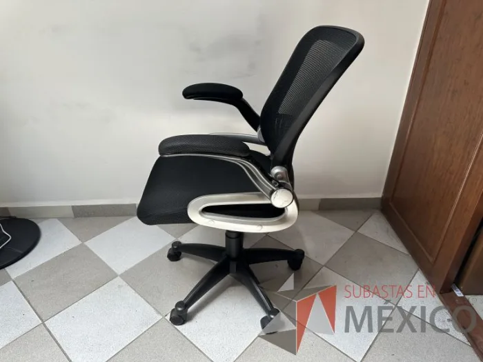 Lote 020 - Silla operativa con ruedas, descansabrazos, asiento y repalso en malla color negro - Imagen 3