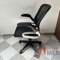Lote 020 - Silla operativa con ruedas, descansabrazos, asiento y repalso en malla color negro - Imagen 4