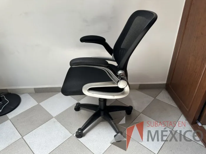 Lote 020 - Silla operativa con ruedas, descansabrazos, asiento y repalso en malla color negro - Imagen 4