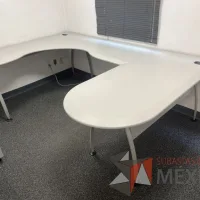 Lote 019 - Escritorio en herradura de costado izquierdo con base metálica y cubierta color gris