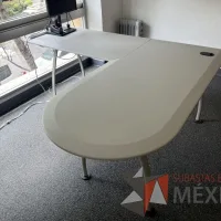 Lote 020 - Escritorio en escuadra de costado izquierdo con base metálica, orificio para cables y cubierta color gris - Imagen 3