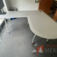 Lote 020 - Escritorio en escuadra de costado izquierdo con base metálica, orificio para cables y cubierta color gris - Imagen 2