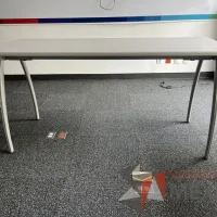 Lote 026 - 2 Mesas de trabajo con 4 patas metálicas y cubierta color gris