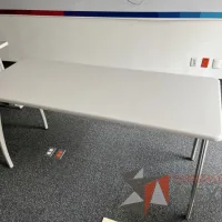 Lote 026 - 2 Mesas de trabajo con 4 patas metálicas y cubierta color gris - Imagen 2