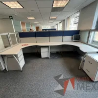 Lote 050 - Estación de trabajo para 4 personas de mampara alta con 5 archiveros verticales de 3 cajones - Imagen 6