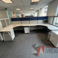 Lote 050 - Estación de trabajo para 4 personas de mampara alta con 5 archiveros verticales de 3 cajones - Imagen 5