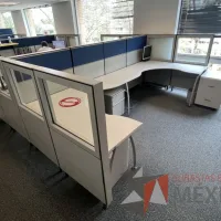 Lote 050 - Estación de trabajo para 4 personas de mampara alta con 5 archiveros verticales de 3 cajones