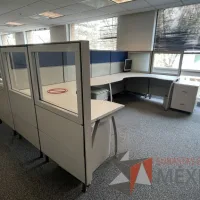 Lote 050 - Estación de trabajo para 4 personas de mampara alta con 5 archiveros verticales de 3 cajones - Imagen 3