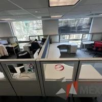 Lote 050 - Estación de trabajo para 4 personas de mampara alta con 5 archiveros verticales de 3 cajones - Imagen 2