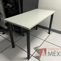 Lote 066 - Mesa de trabajo con 4 patas color negro y cubierta color gris - Imagen 6
