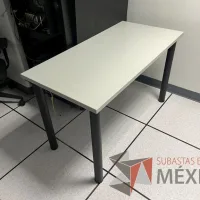 Lote 066 - Mesa de trabajo con 4 patas color negro y cubierta color gris - Imagen 5