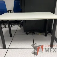 Lote 066 - Mesa de trabajo con 4 patas color negro y cubierta color gris - Imagen 3