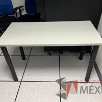 Lote 066 - Mesa de trabajo con 4 patas color negro y cubierta color gris
