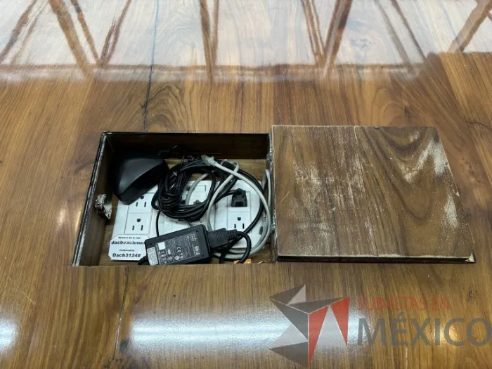 Lote 001 - Mesa de sala de juntas para 10 personas con orificio para conexiones - Imagen 9