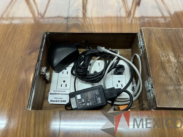 Lote 001 - Mesa de sala de juntas para 10 personas con orificio para conexiones - Imagen 10