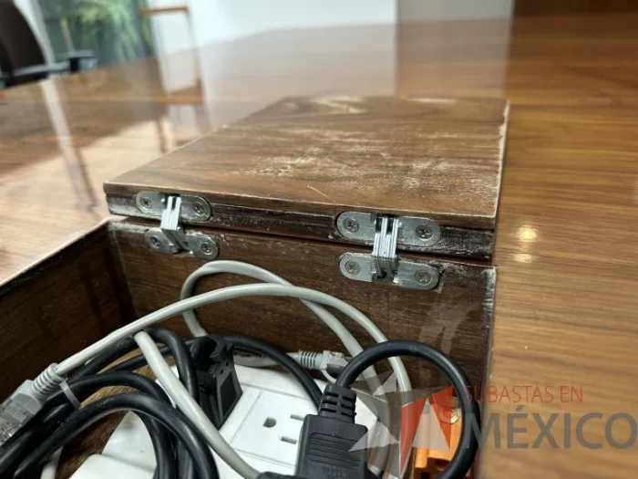 Lote 001 - Mesa de sala de juntas para 10 personas con orificio para conexiones - Imagen 11