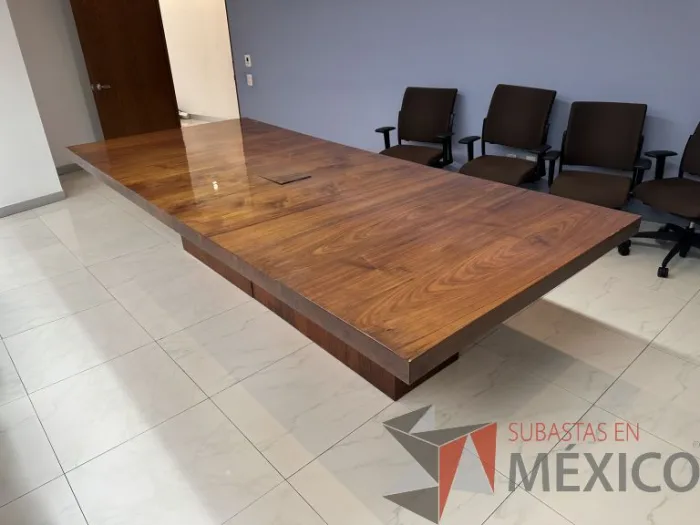Lote 001 - Mesa de sala de juntas para 10 personas con orificio para conexiones - Imagen 13