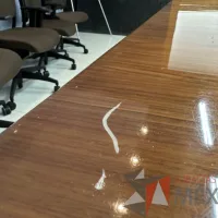 Lote 001 - Mesa de sala de juntas para 10 personas con orificio para conexiones - Imagen 14
