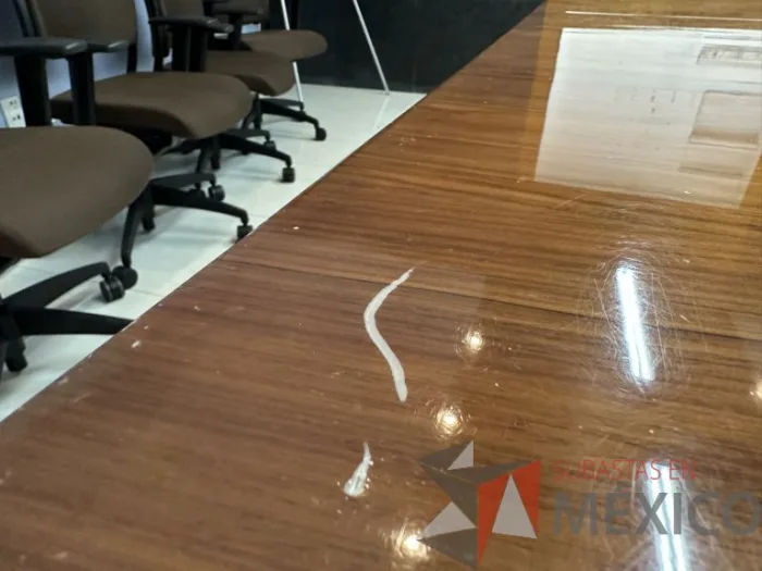 Lote 001 - Mesa de sala de juntas para 10 personas con orificio para conexiones - Imagen 14
