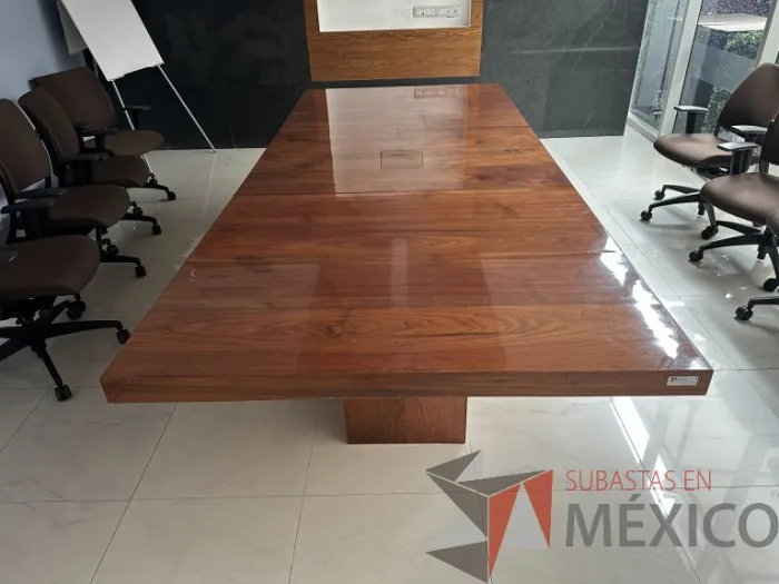 Lote 001 - Mesa de sala de juntas para 10 personas con orificio para conexiones - Imagen 16
