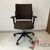 Lote 038 - Silla operativa con ruedas, descansabrazos, asiento y respaldo en tela color café